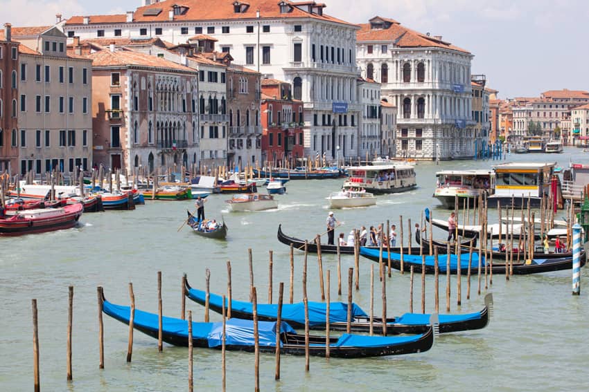 Des gondoles dans la ville de Venise en Italie.